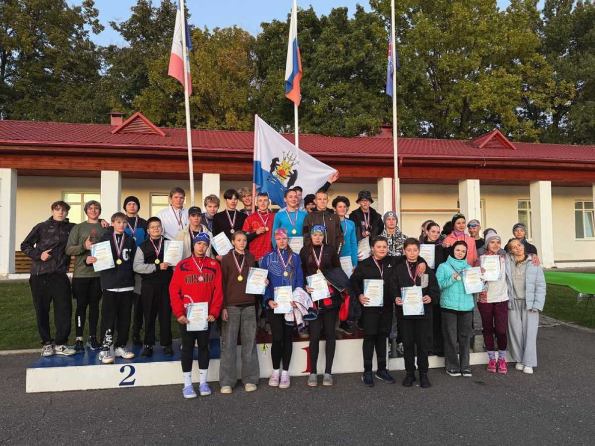 В соревнованиях приняли участие более 100 спортсменов.