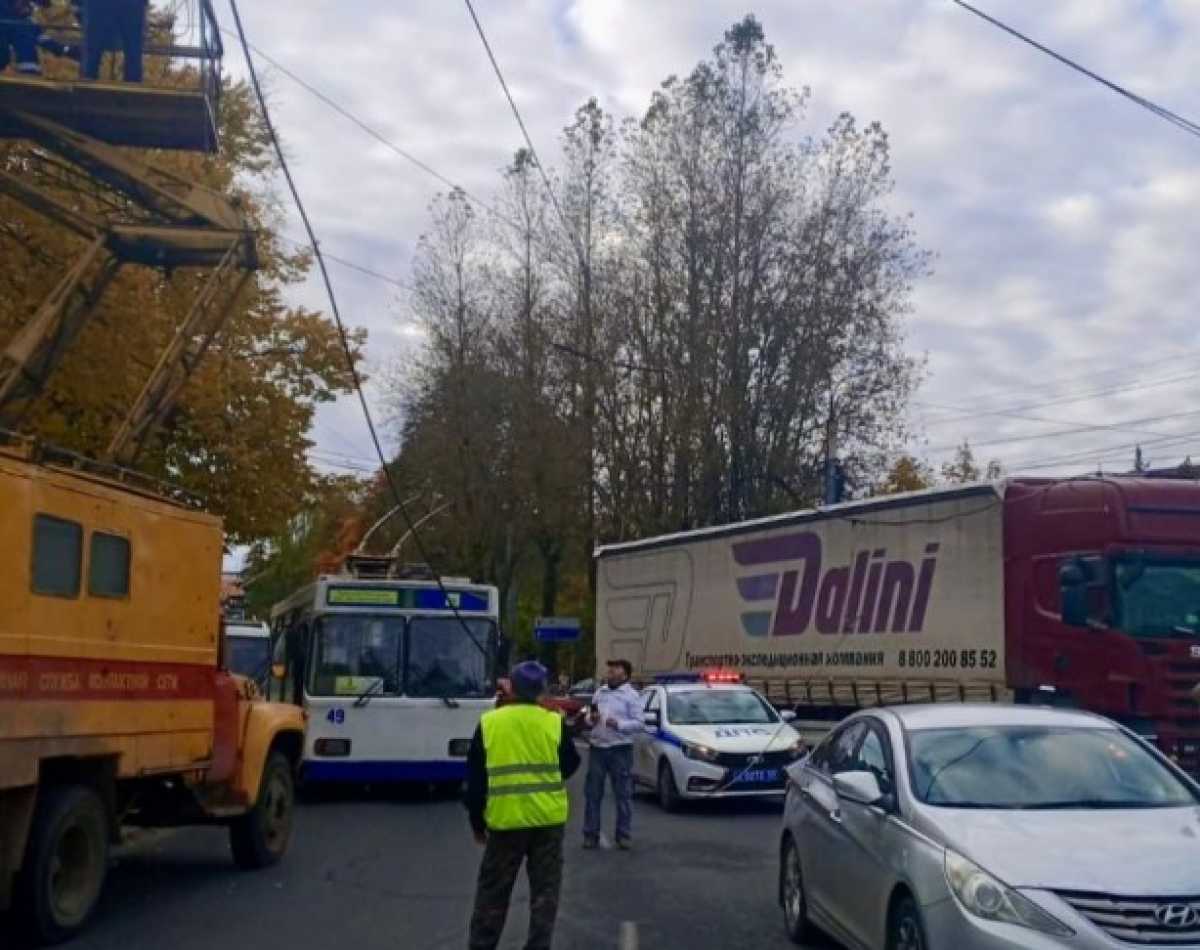 На месте работают аварийно-восстановительные бригады.