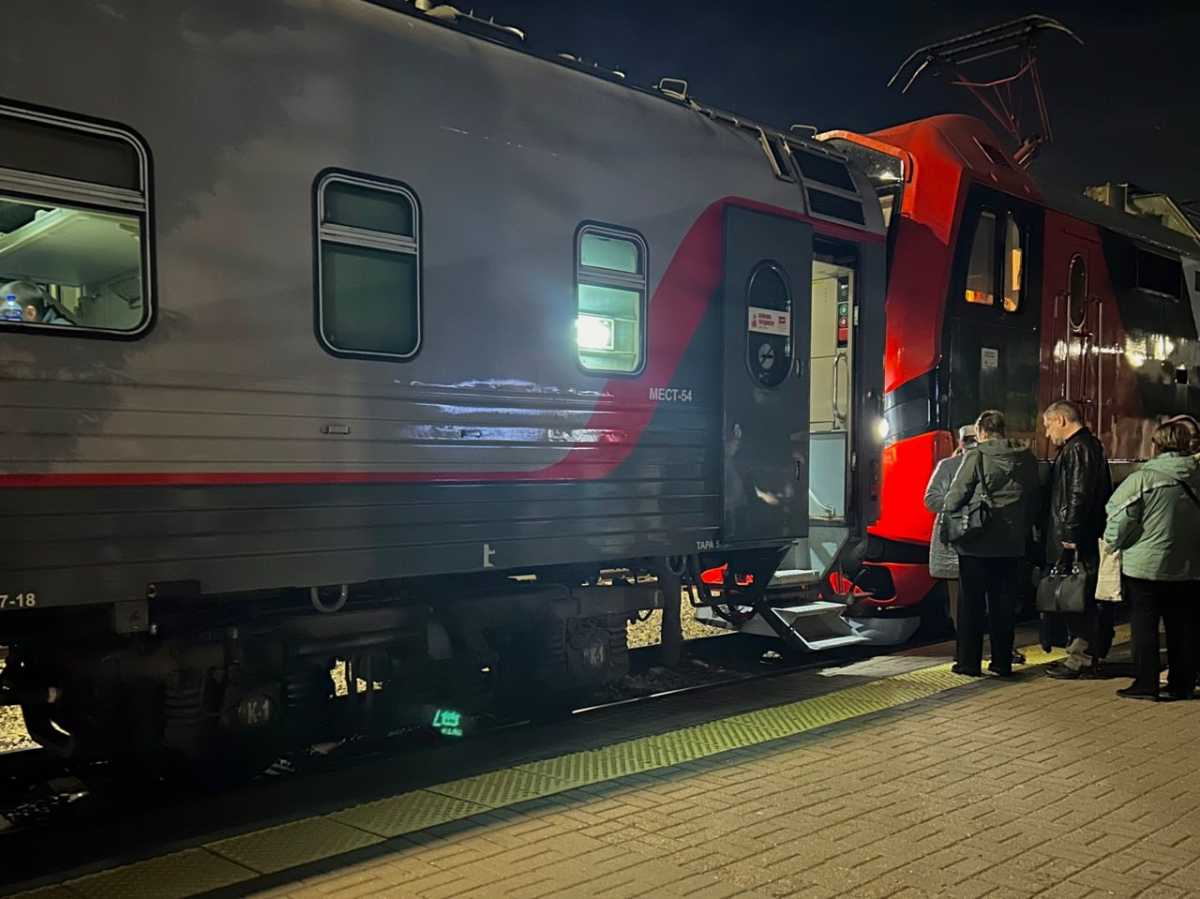 На маршруте предусмотрены остановки на станциях Чудово, Малая Вишера, Окуловка, Угловка, Бологое, Вы