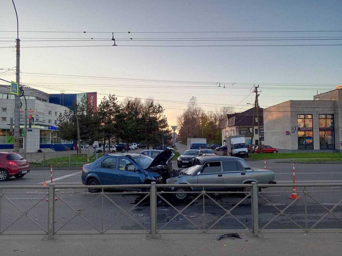 «ВАЗ» выехал на встречную полосу и врезался в «Рено Логан».