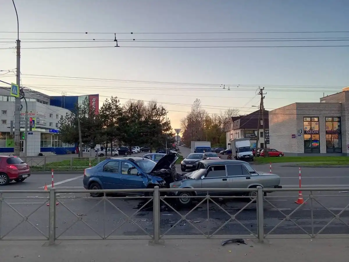 «ВАЗ» выехал на встречную полосу и врезался в «Рено Логан».