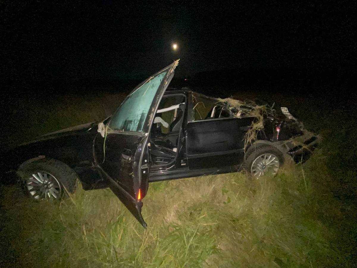 Машина опрокинулась в кювете.