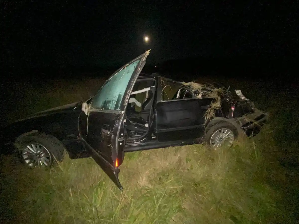 Машина опрокинулась в кювете.