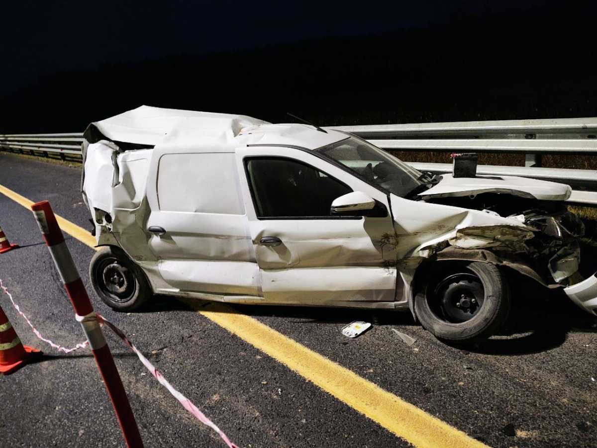 Сначала водитель «Лады Ларгус» врезался в ограждение, а затем в машину въехал грузовик.