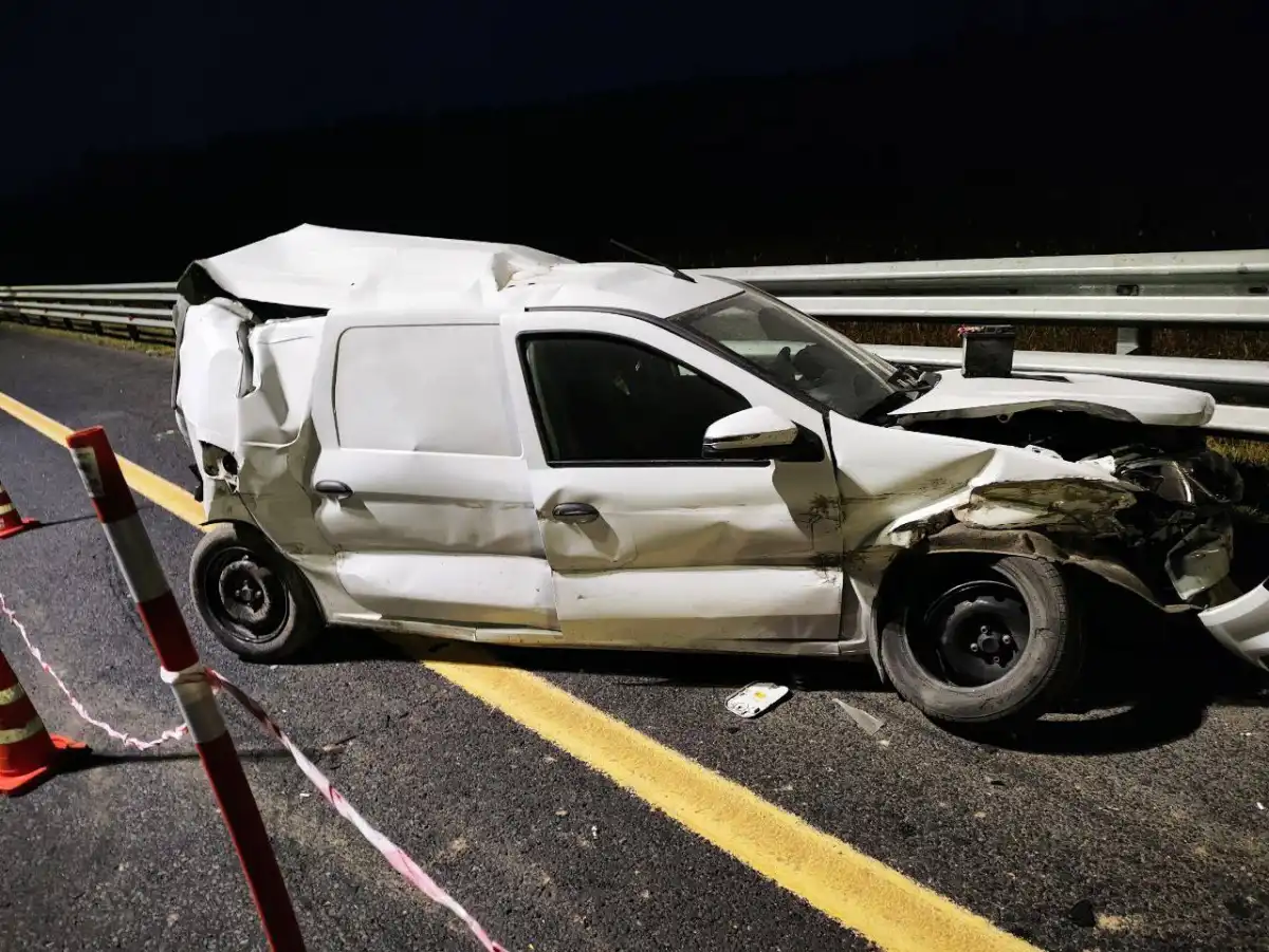 Сначала водитель «Лады Ларгус» врезался в ограждение, а затем в машину въехал грузовик.