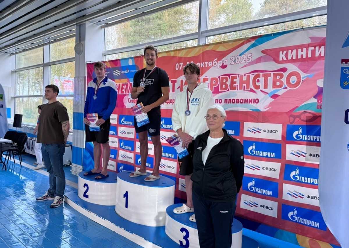 На первом плане тренер новгородских пловцов Елена Иванова.