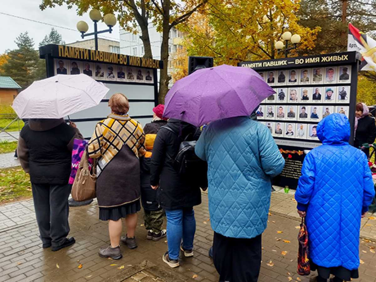 В Старой Руссе открыли мемориальную стену погибшим в зоне СВО землякам