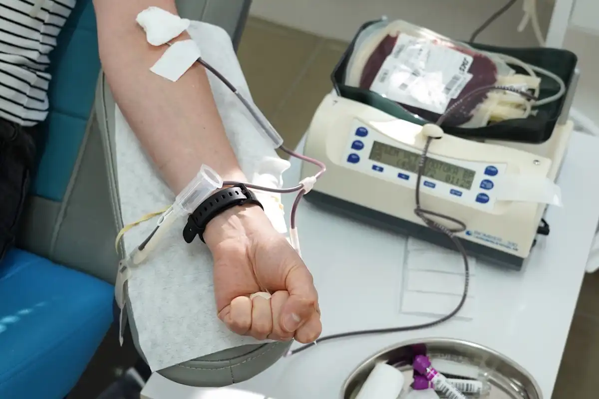 Самым распространённым видом донорства является сдача цельной крови.