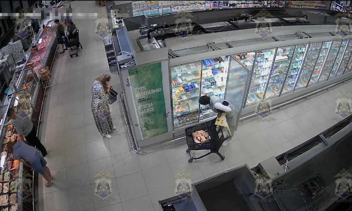 За три раза женщина вывезла без оплаты 35 килограммов сливочного масла и около 4 килограммов сыра.