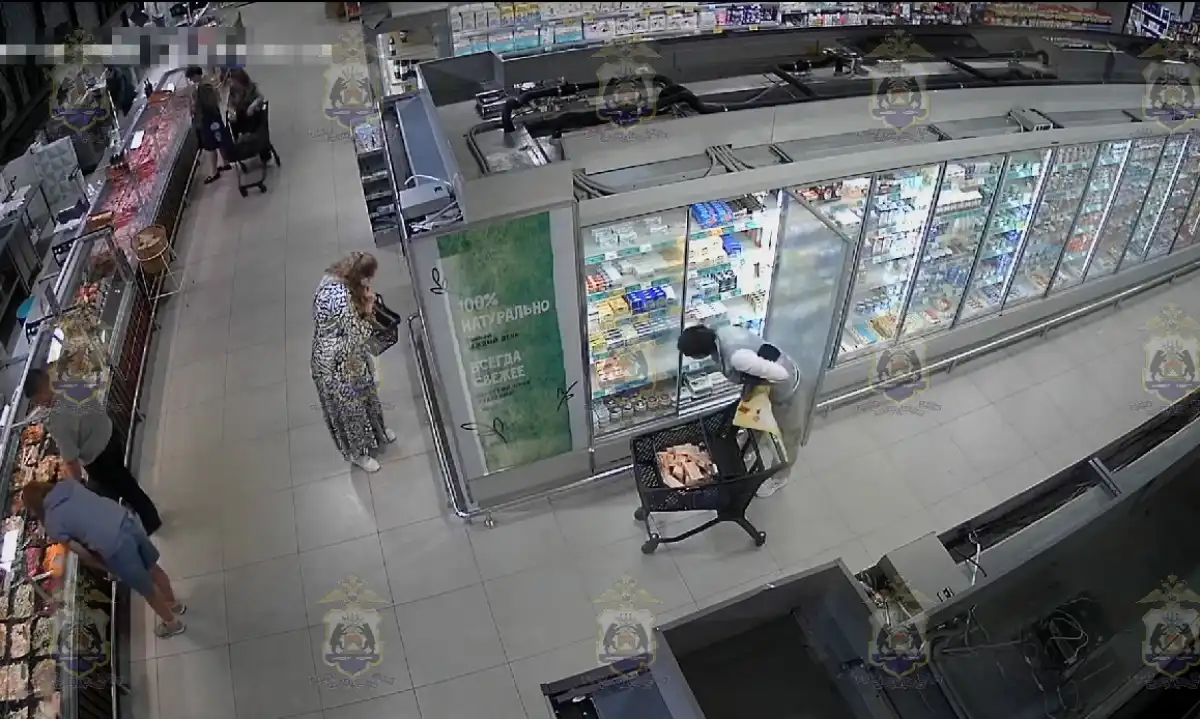 За три раза женщина вывезла без оплаты 35 килограммов сливочного масла и около 4 килограммов сыра.