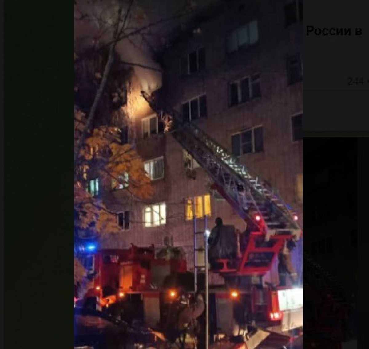 Пожарные при помощи спасательных устройств спали трёх человек и ещё трёх эвакуировали.