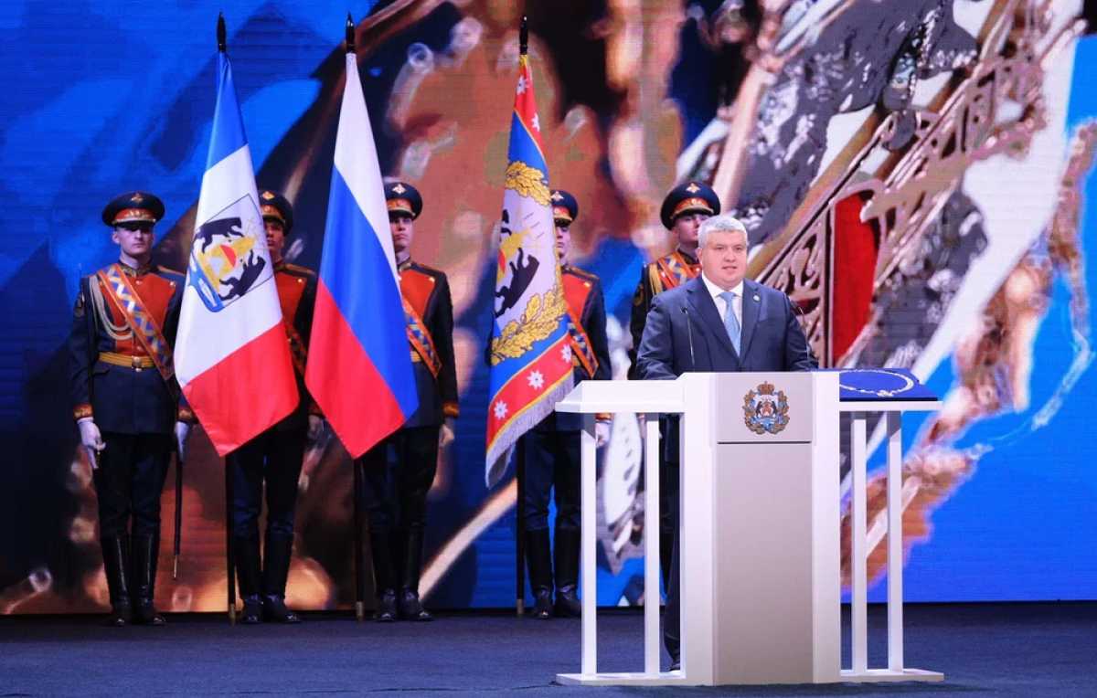 Церемония вступления в должность губернатора прошла на сцене Новгородской областной филармонии.