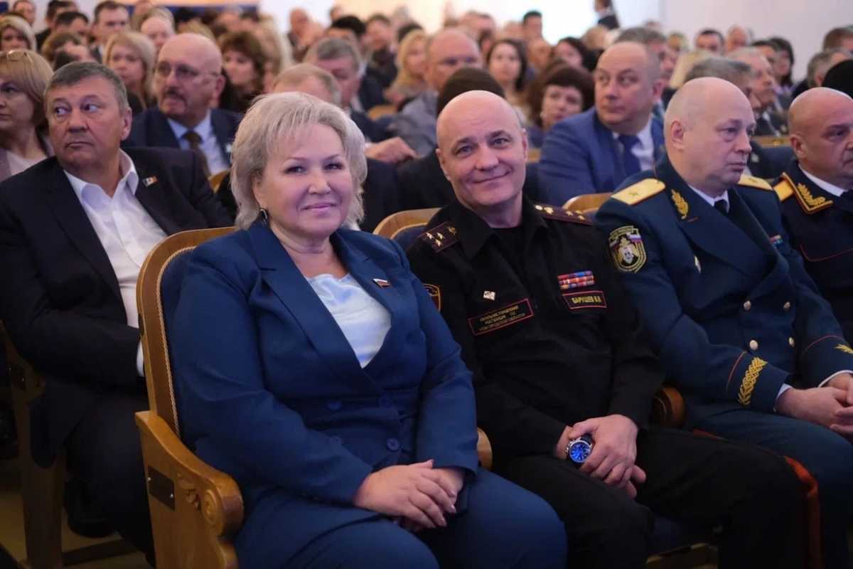 Елена Писарева приняла участие в церемонии вступления Александра Дронова в должность губернатора.