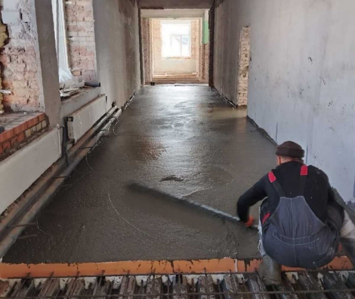 В здании школы закончили монтаж полов на втором и третьем этажах.