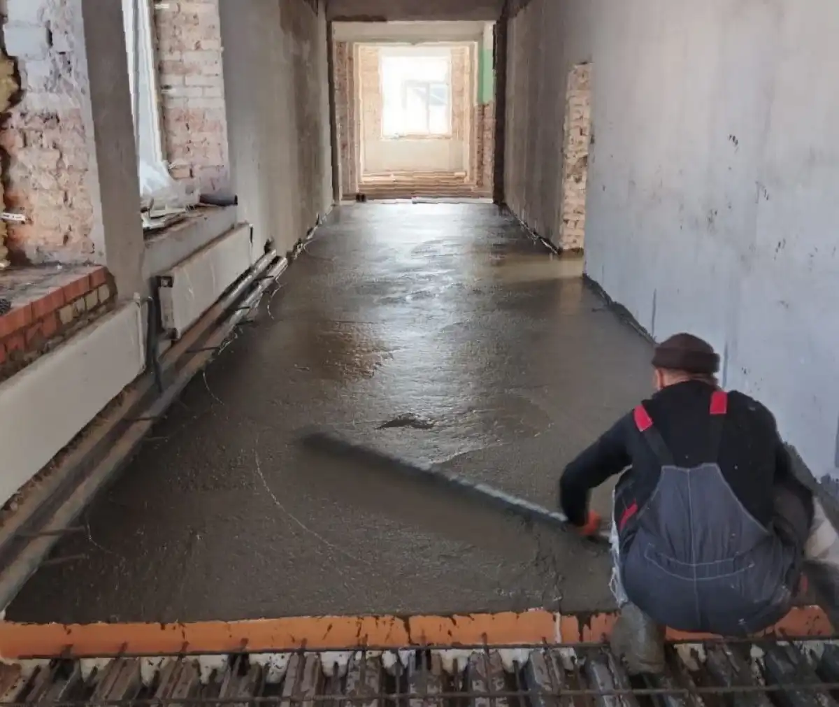 В здании школы закончили монтаж полов на втором и третьем этажах.