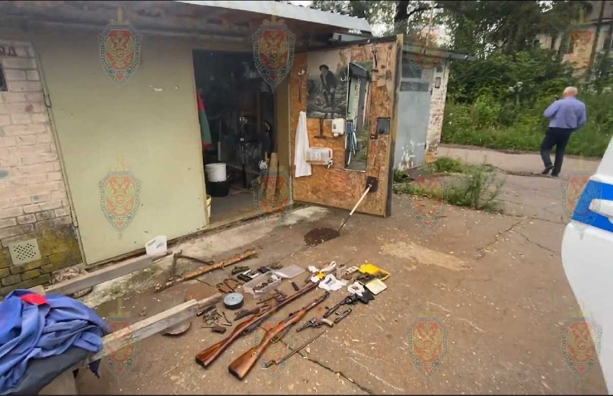 Оружие и боеприпасы сотрудники УФСБ нашли в гараже.