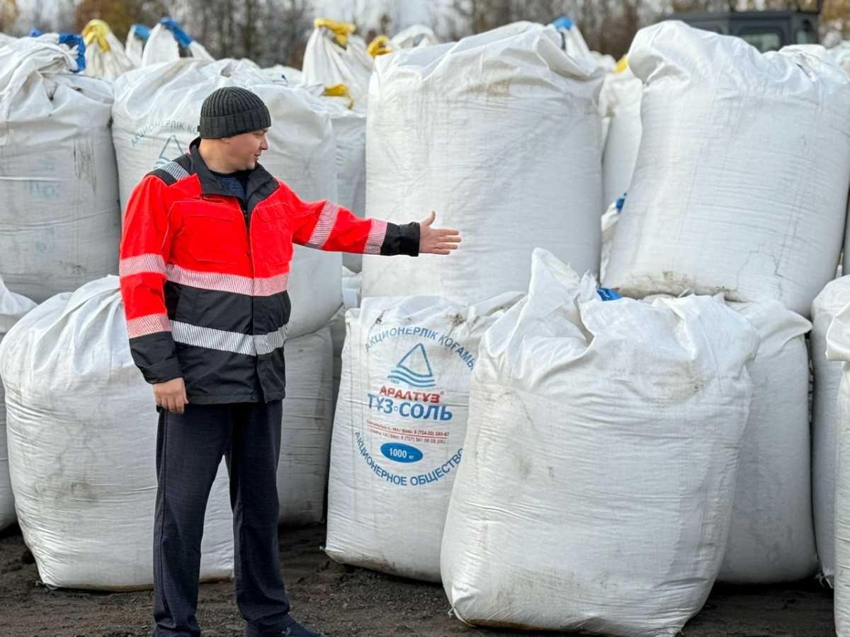 В запасу у подрядчиков 34 830 тонн пескосоляной смеси и 49 040 тонн песка.