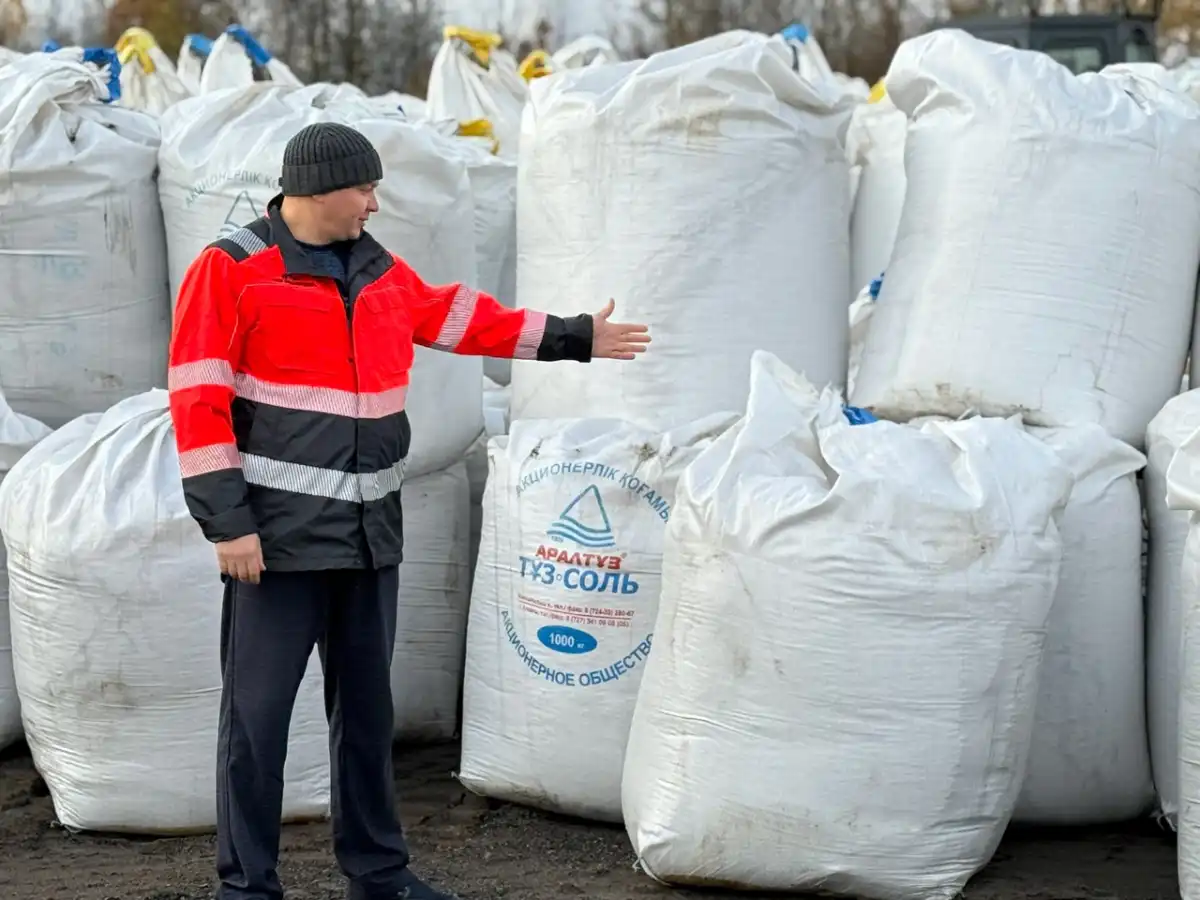 В запасу у подрядчиков 34 830 тонн пескосоляной смеси и 49 040 тонн песка.