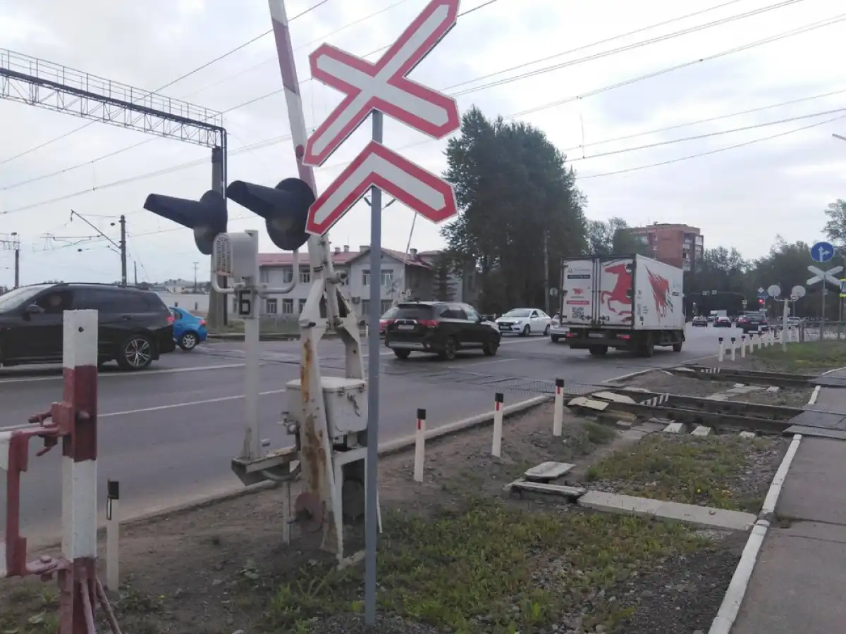 На переезде проведут переборку плит настила.