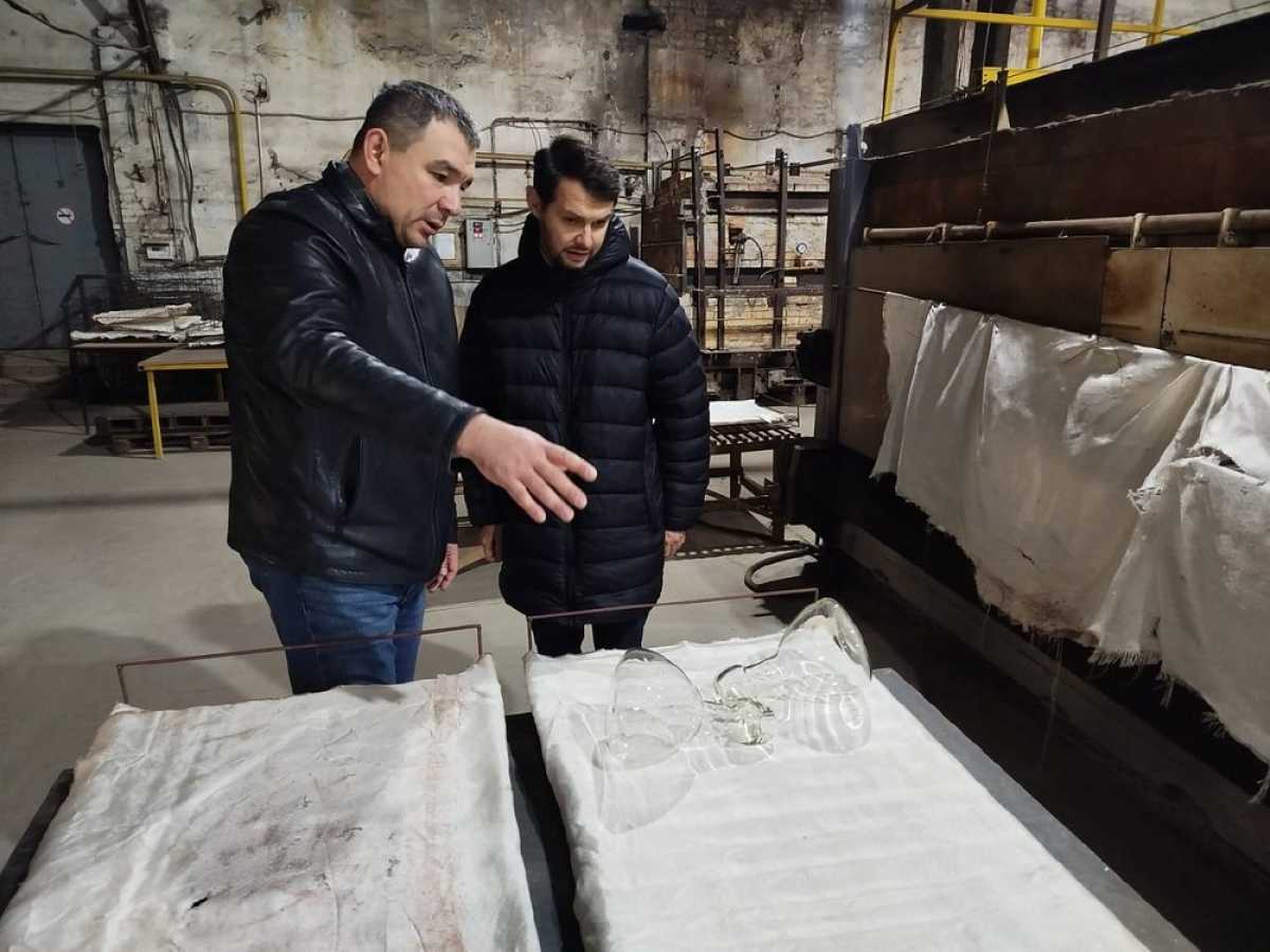 Предприятие создано на базе стекольного завода, основанного в Малой Вишере в 1881 году.