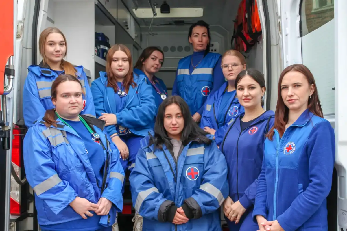 Во время обучения в колледже студенты проходят практику на скорой помощи. Именно это помогло будущим