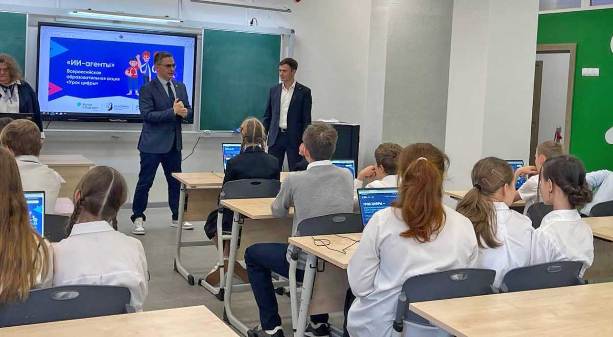 От создания контента до научных открытий: на «Уроке цифры» школьникам рассказали, что такое ИИ-агент