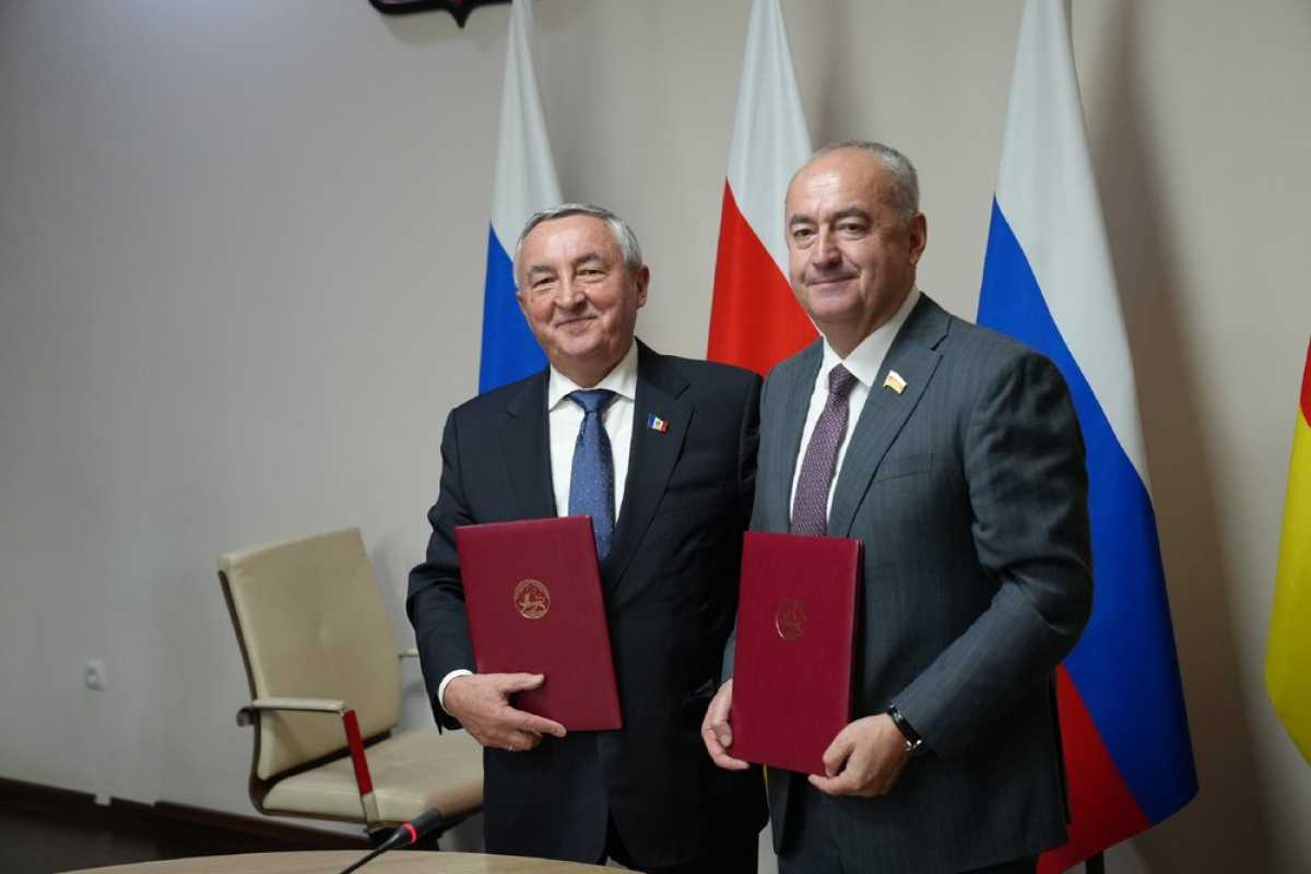 Соглашение подписали Юрий Бобрышев и Таймураз Тускаев.