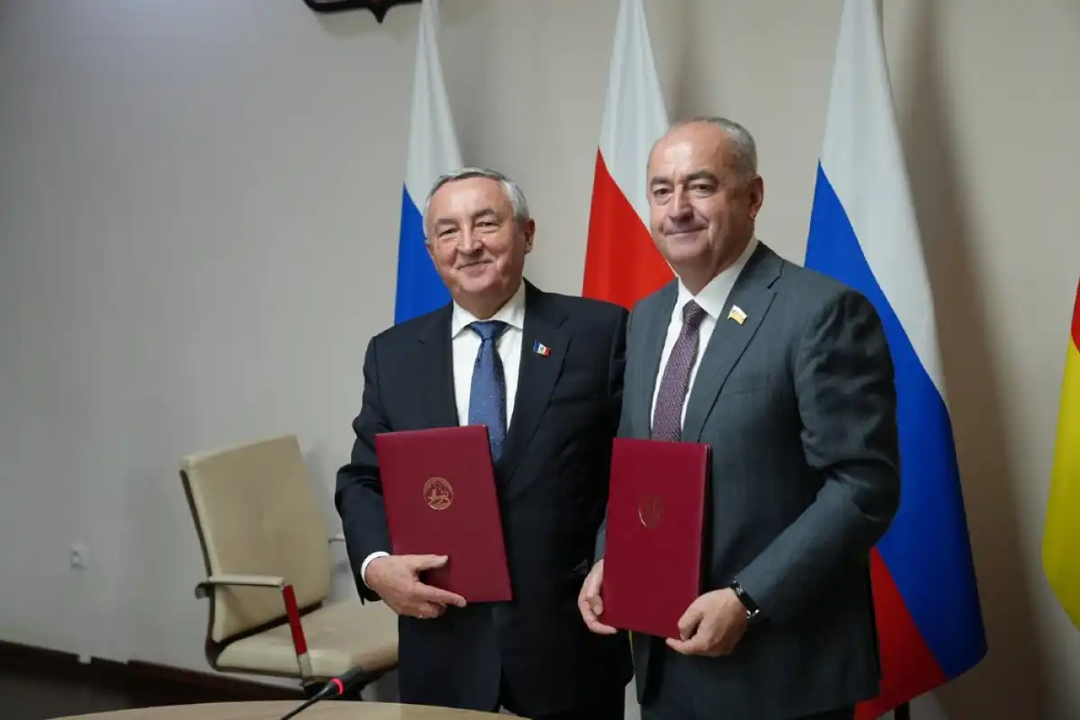 Соглашение подписали Юрий Бобрышев и Таймураз Тускаев.