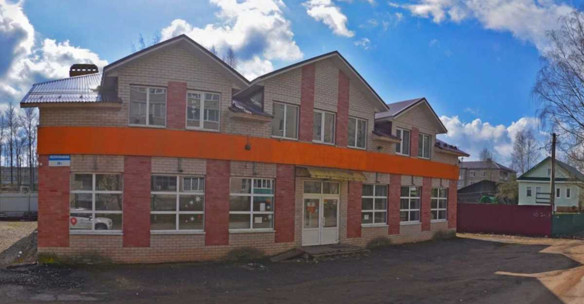 Скоро Окуловский Дом молодёжи переедет в это здание.