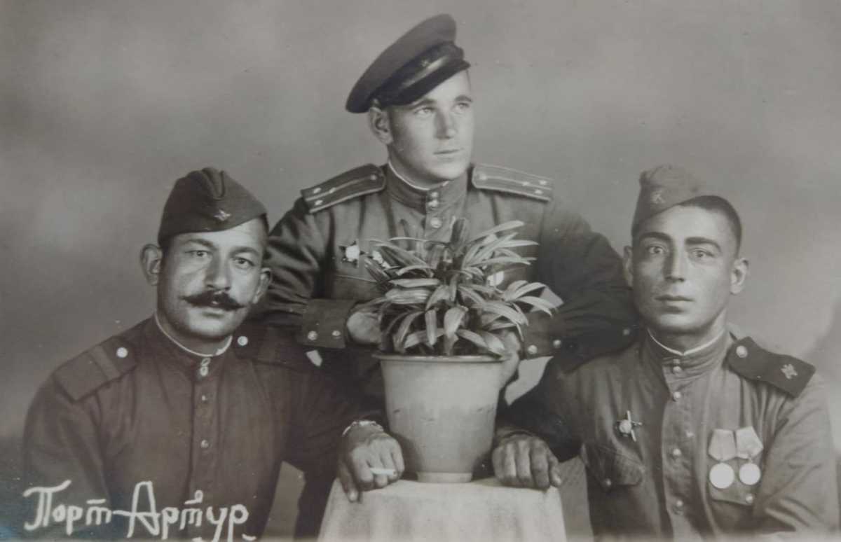 Порт-Артур. Константин Белоусов в центре (слева — его посыльный, справа — водитель).