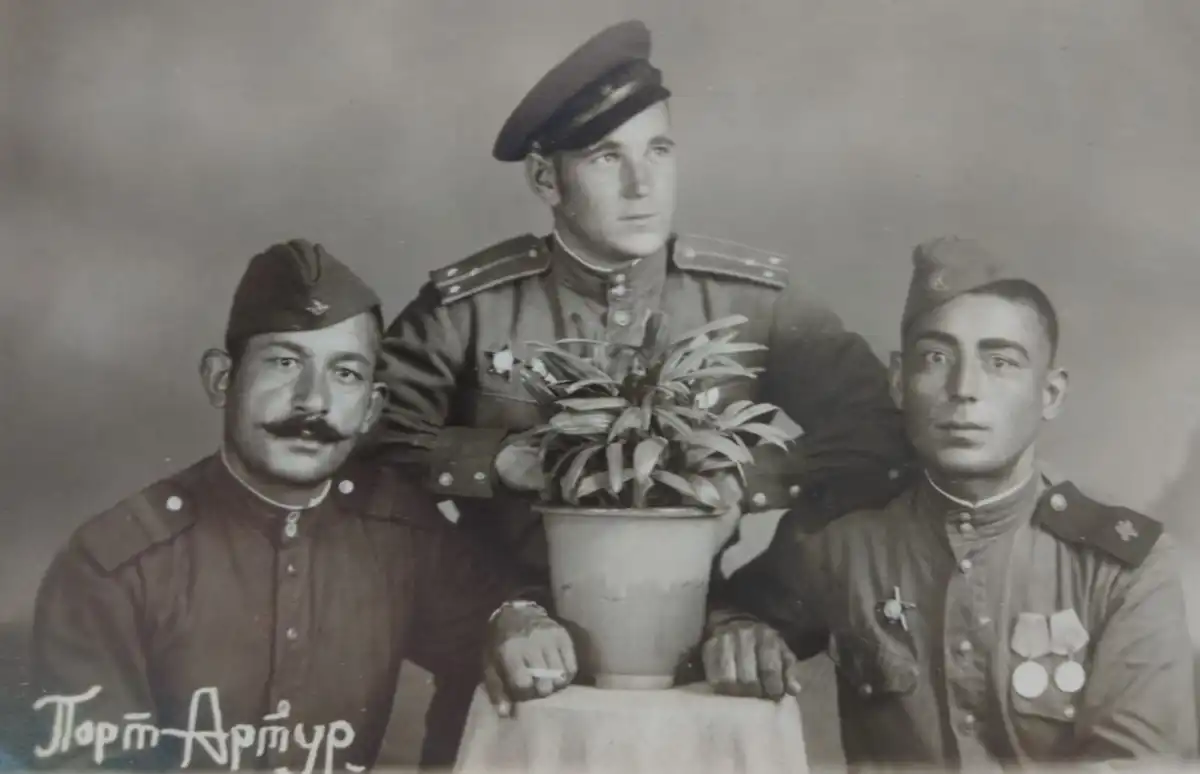 Порт-Артур. Константин Белоусов в центре (слева — его посыльный, справа — водитель).