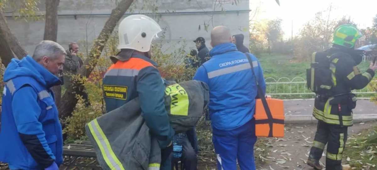 В результате пожара уничтожен диван, квартира закопчена по всей площади.