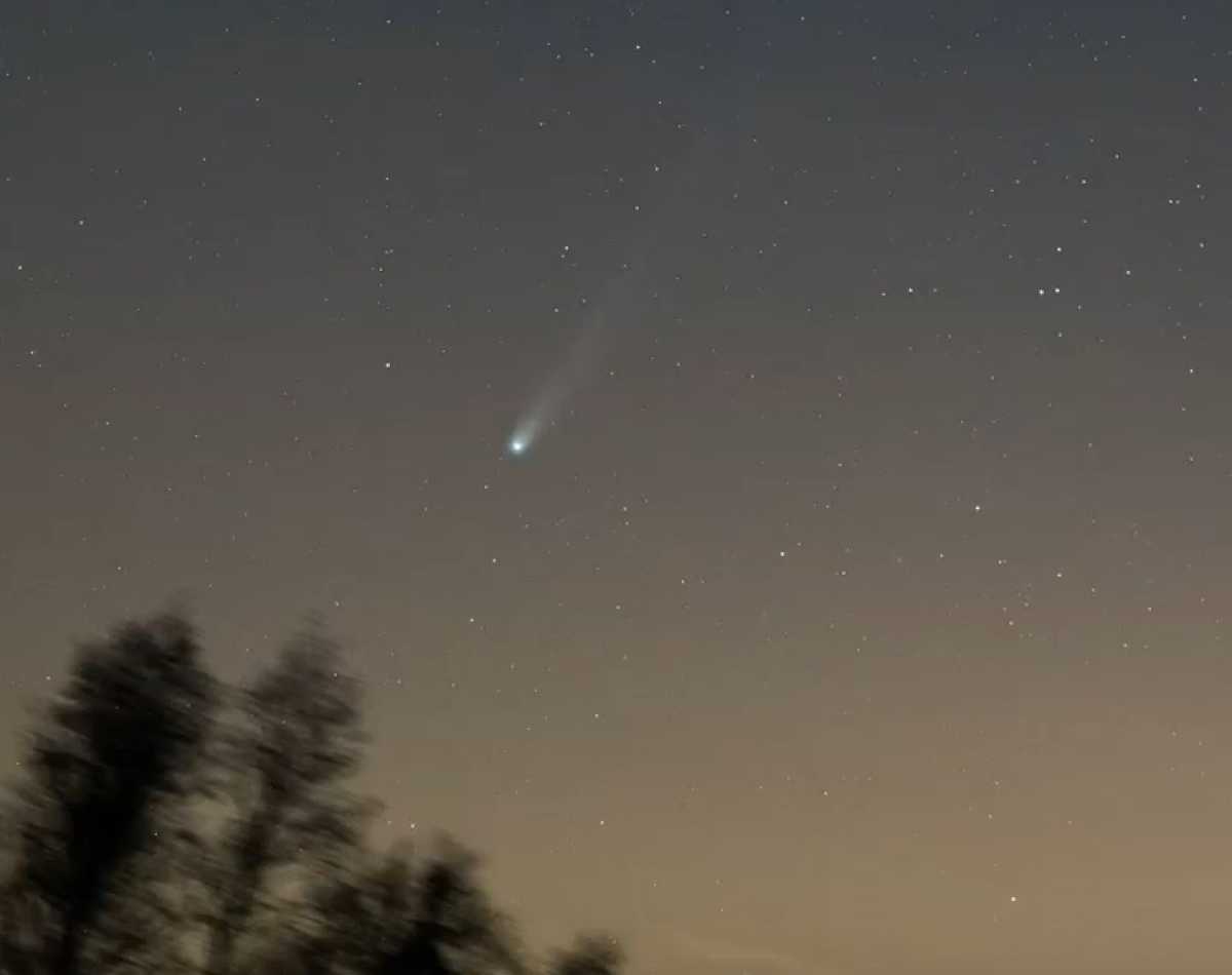 Анастасия Третьякова соединила полтора часа съёмки кометы в таймлапс продолжительностью чуть более 1