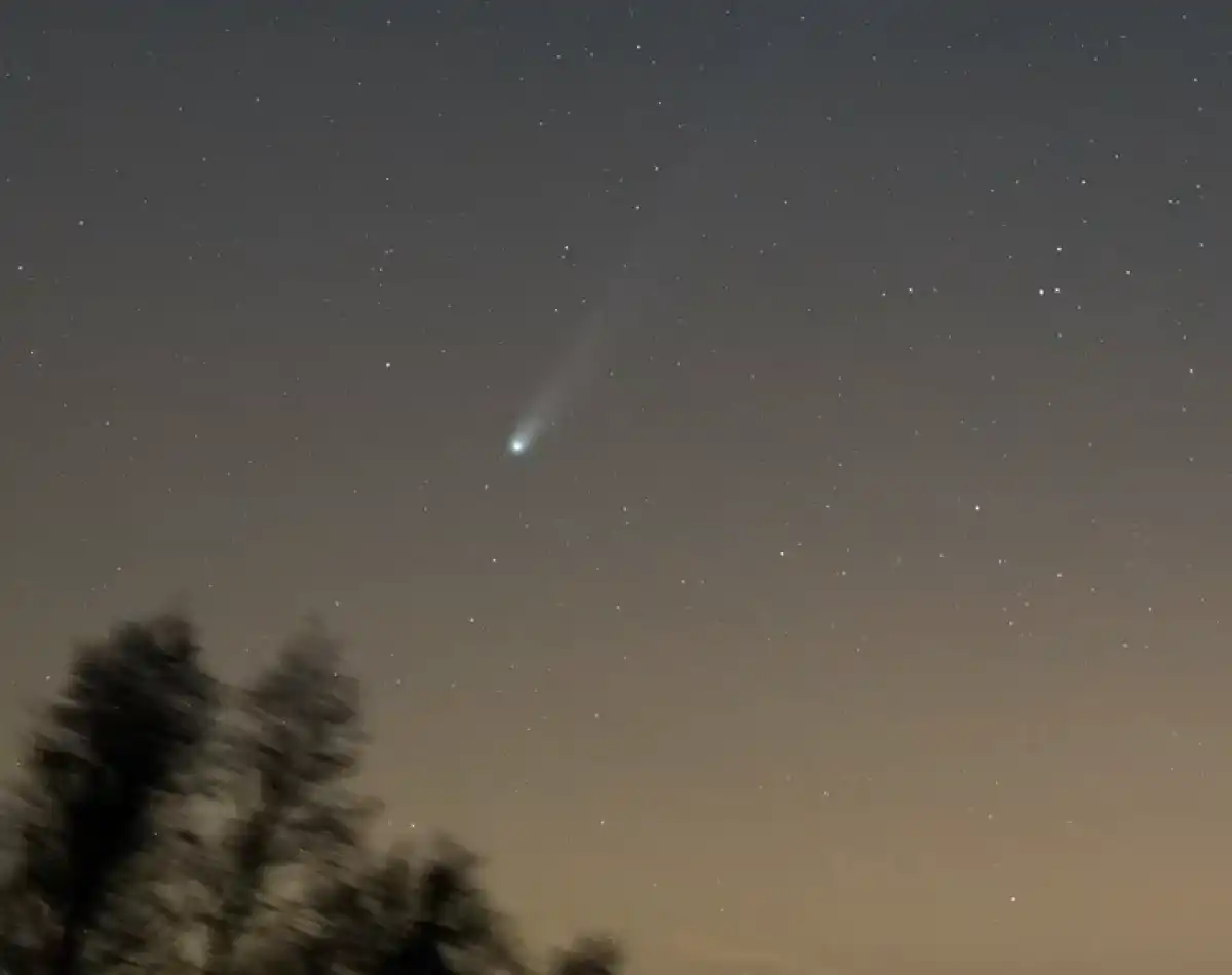 Анастасия Третьякова соединила полтора часа съёмки кометы в таймлапс продолжительностью чуть более 1