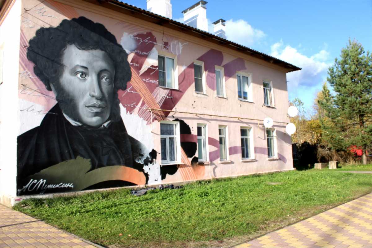 Мурал появился на стене дома на улице Московской.