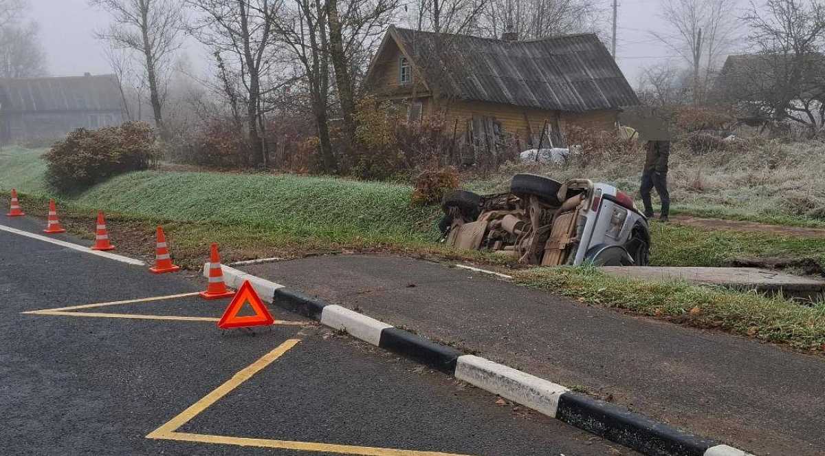 Водитель машины с сотрясением головного мозга доставлен бригадой скорой медицинской помощи в Новгор