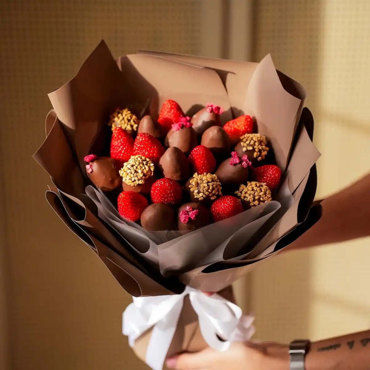 Съедобные букеты против классических: что выбрать в подарок и почему?