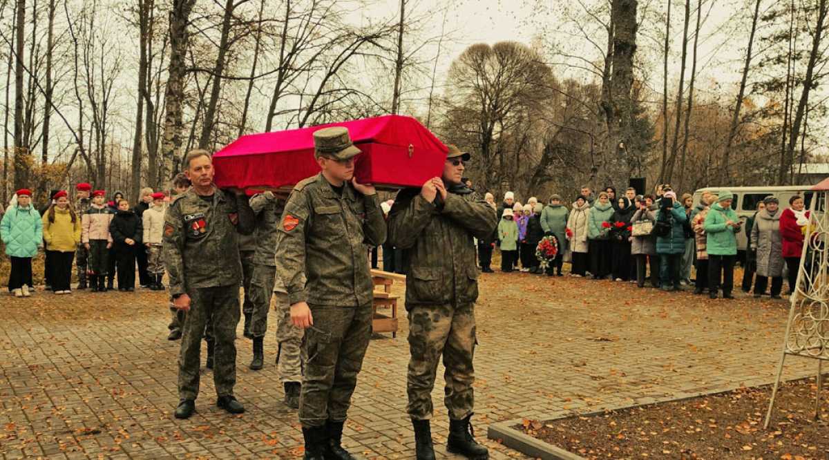 В Окуловке перезахоронили красноармейцев, погибших в 1941 году