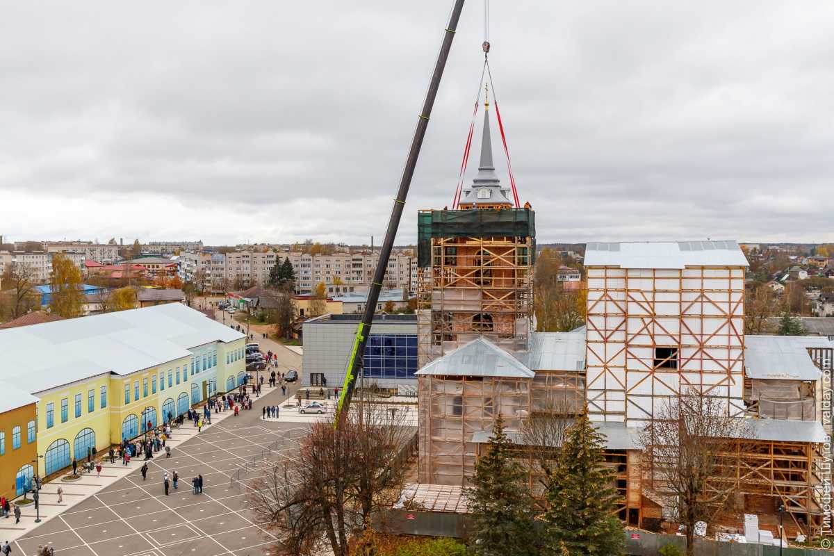 Для монтажа шпиля в Валдай прибыл 100-тонный кран с длиной стрелы в 70 метров.