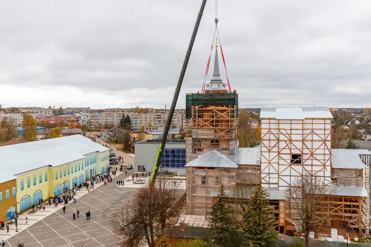 Для монтажа шпиля в Валдай прибыл 100-тонный кран с длиной стрелы в 70 метров.