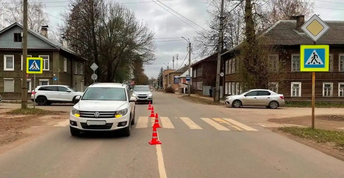 Пешеход с телесными повреждениями доставлена бригадой скорой помощи в Боровичскую ЦРБ.