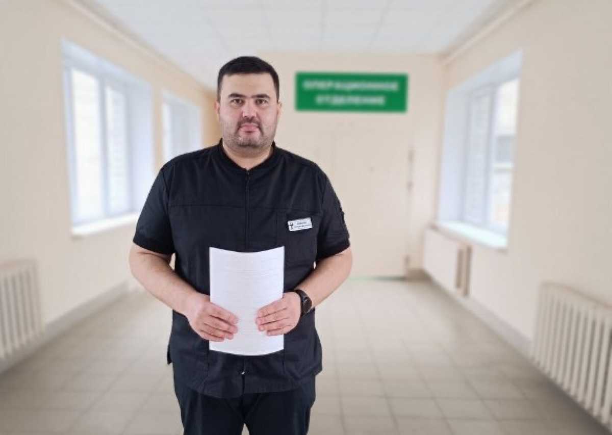 Помимо ежедневных смен, включая ночные дежурства, врач активно занимается наукой.