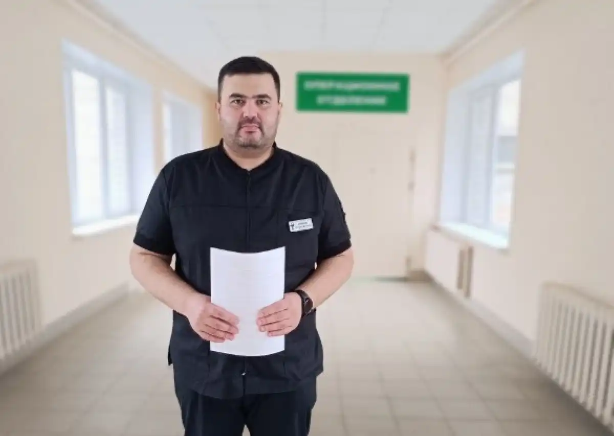 Помимо ежедневных смен, включая ночные дежурства, врач активно занимается наукой.