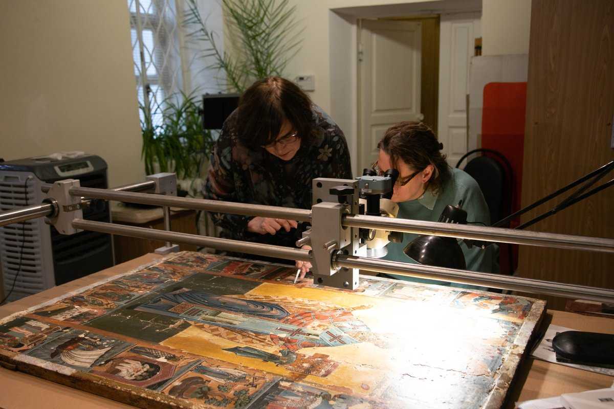 Под руководством художника-реставратора Лилии Васильевой и хранителя фонда древнерусской живописи Юл