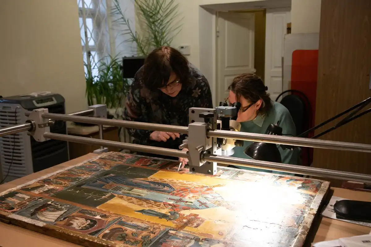 Под руководством художника-реставратора Лилии Васильевой и хранителя фонда древнерусской живописи Юл