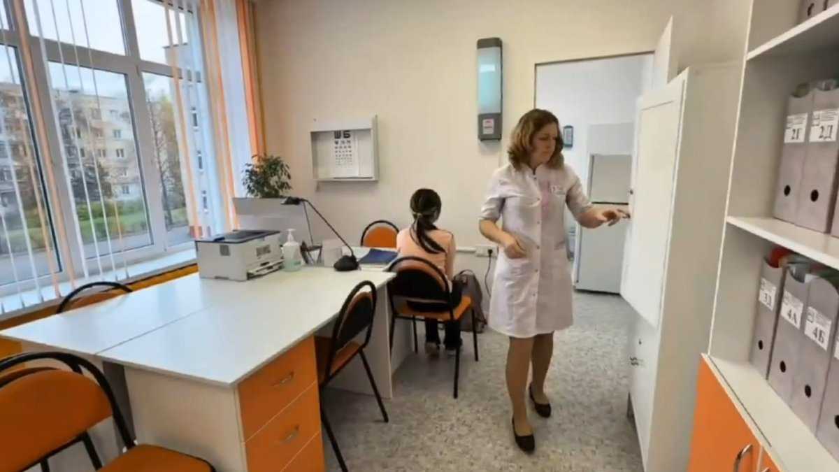 Сотрудник медкабинета будет оказывать первую помощь при травмах и острых состояниях здоровья школьни