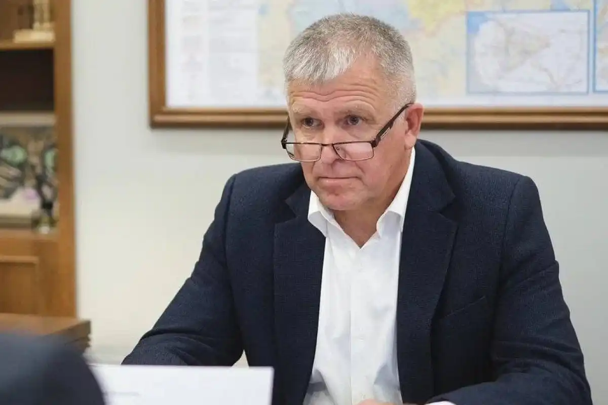 Накануне заседания думы Волотовского округа с Александром Лыжовым встретился губернатор Александр Дронов.