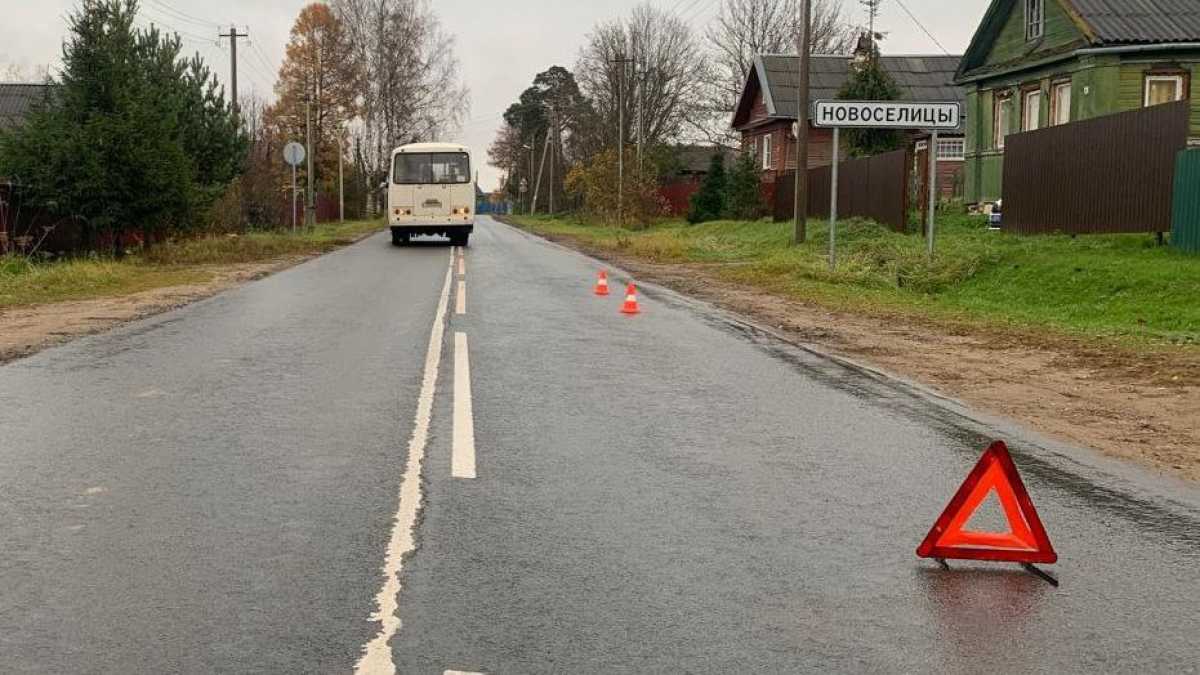Пенсионер пострадал в ДТП, переходя дорогу в неположенном месте в Боровичском округе
