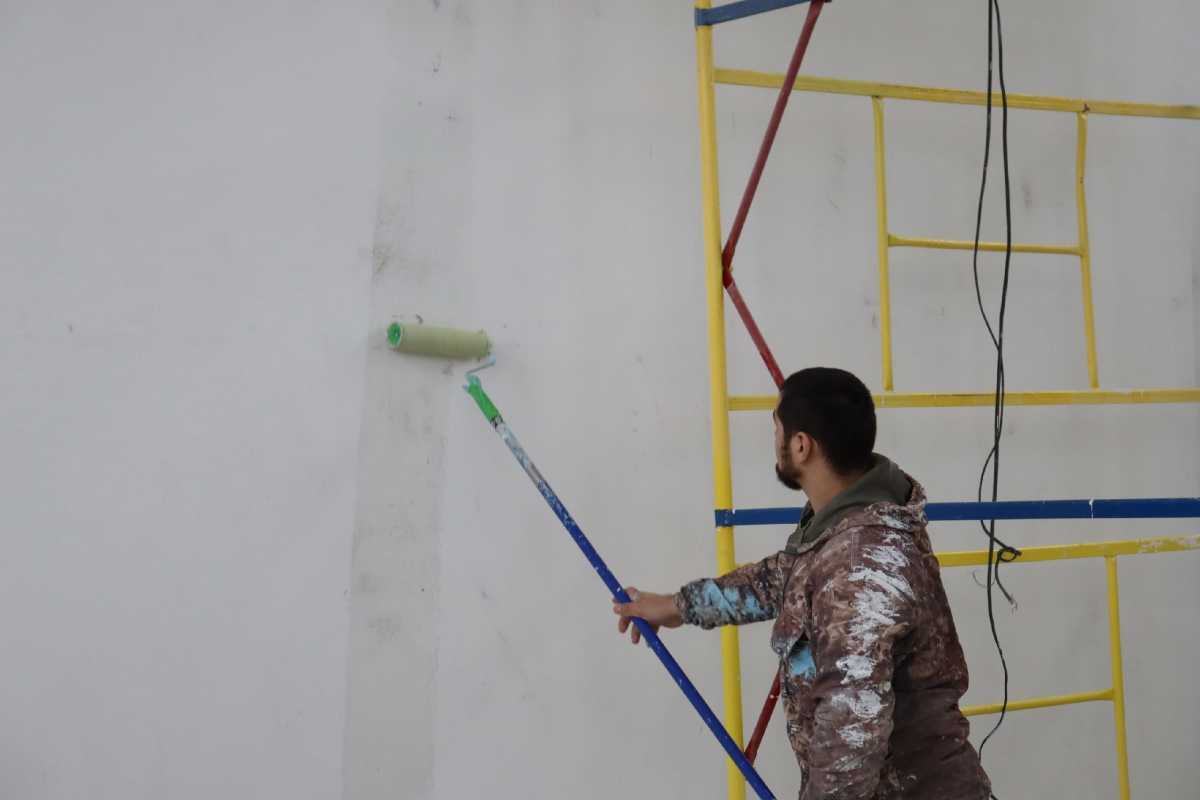 Подрядчик продолжает покраску классов и кабинетов. Цветовые решения обсуждаются с родителями и учите