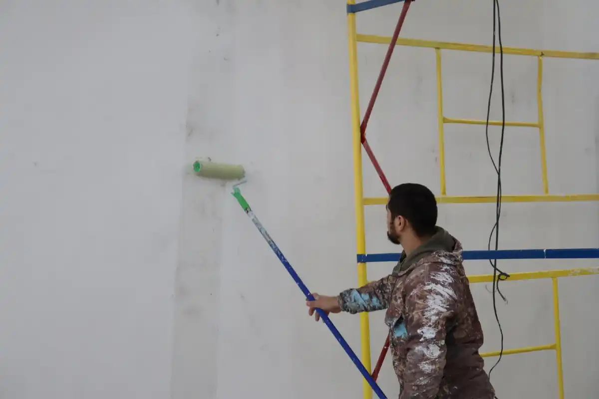 Подрядчик продолжает покраску классов и кабинетов. Цветовые решения обсуждаются с родителями и учите